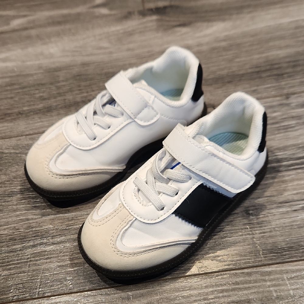 KPLMKID Kids SZ 25/175 White and Black Velcro Sneakers